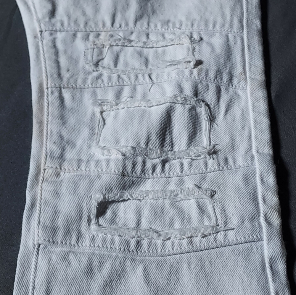 White jeans with distressed legs. Men's 32" x 30"